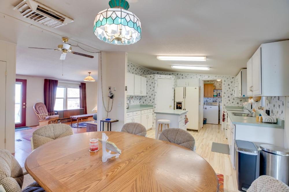 Hot Tub and Screened Porch Getaway in Montrose!